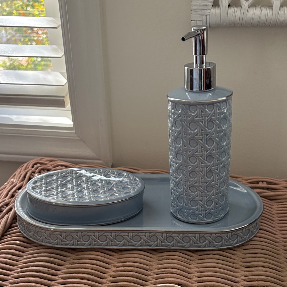Cane Pattern Porcelain Bathroom Set